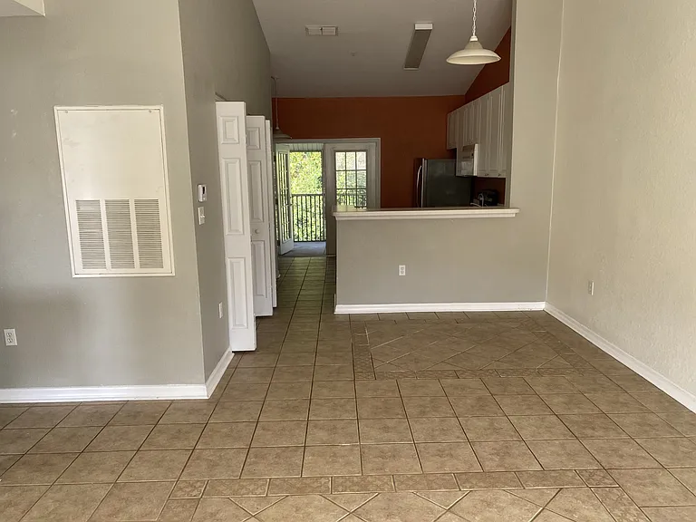 141 Reserve Cir — Photo 4