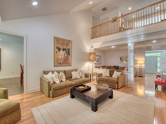 3rd image of 171 Jonathan Ln
