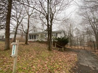 225 Winona Rd, Mount Pocono, PA 18344