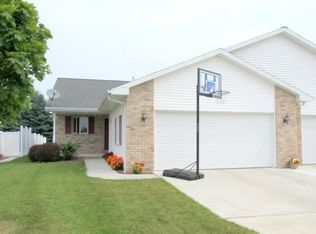 324 Woodridge Pl, Manitowoc, WI 54220