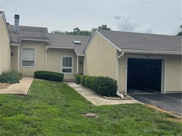10913 Rosehill Rd, Overland Park, KS 66210