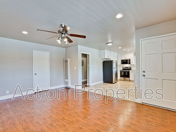 3rd image of 4545 Moorpark Ave APT 2