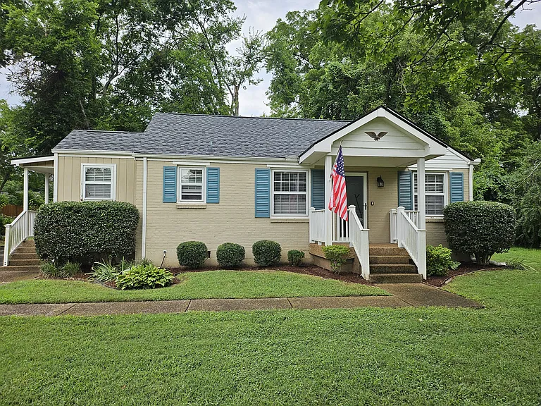 214 Ridgeway Dr — Photo 1