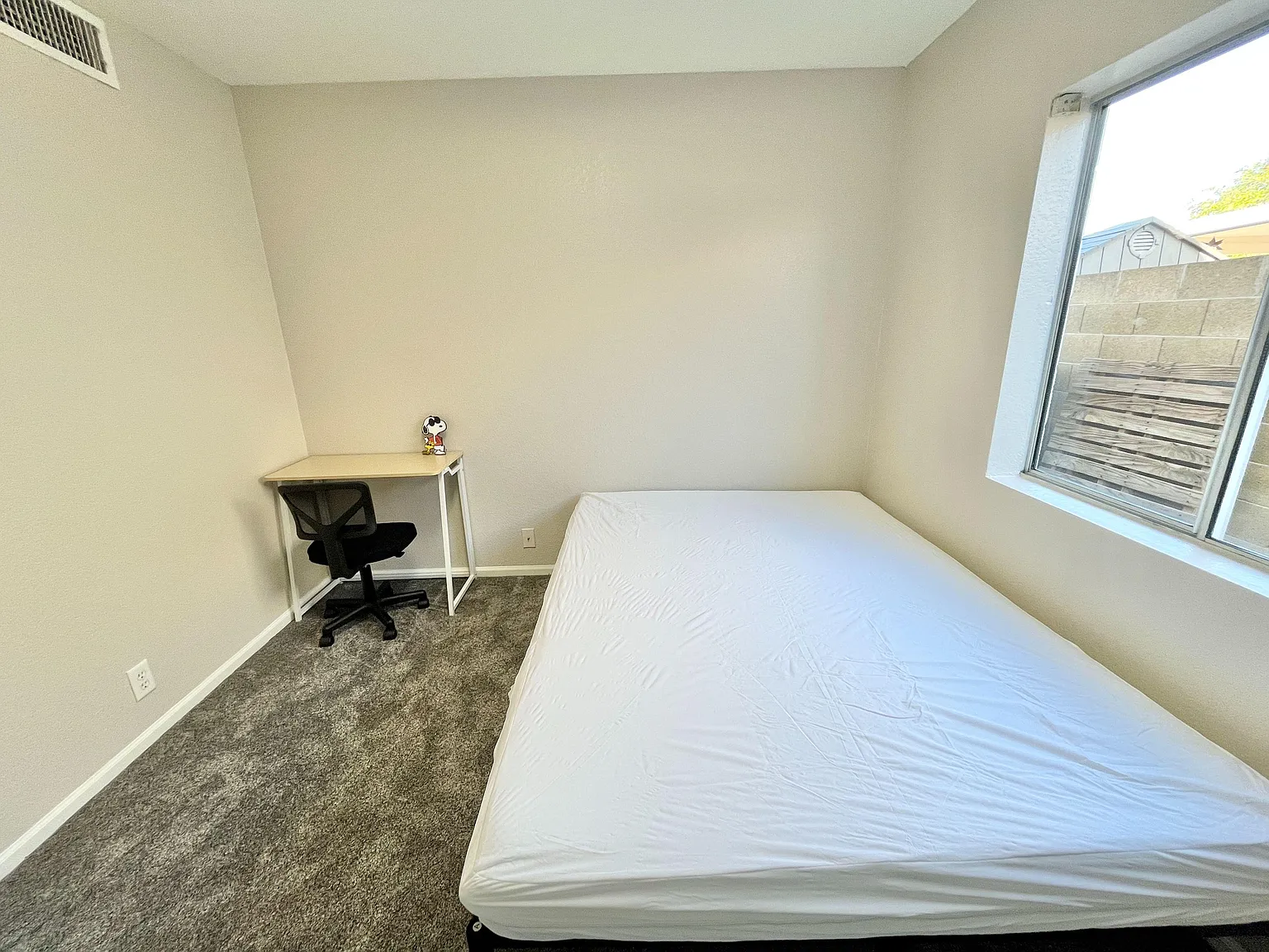 4 bed, 3.0 bath, 2168 sqft, $910 — Photo 1