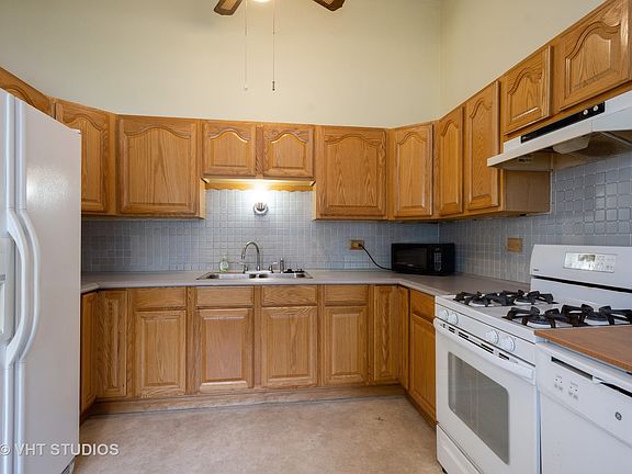 3rd image of 946 Winthrop Ct