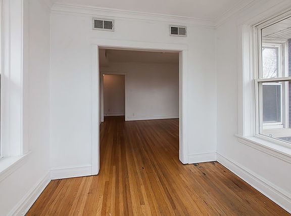 5th image of 3543 N Claremont Ave