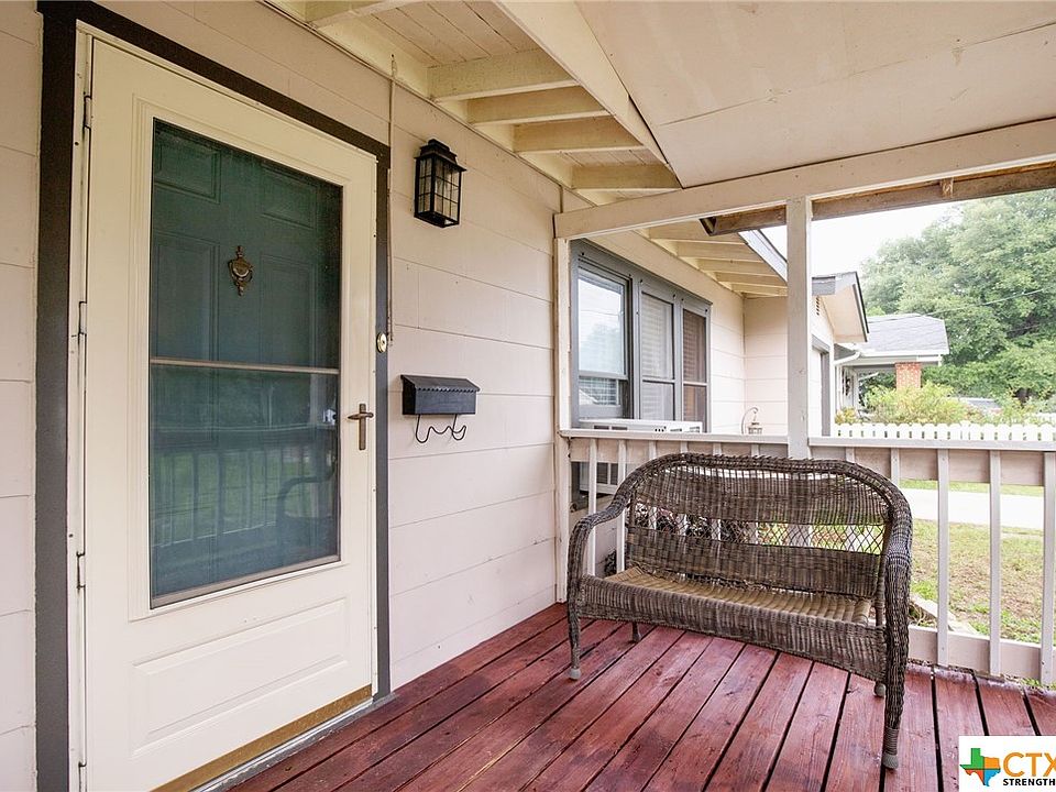 1063 E College St, Seguin, TX 78155 Zillow