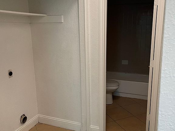 5th image of 927 Rolling Meadows Dr
