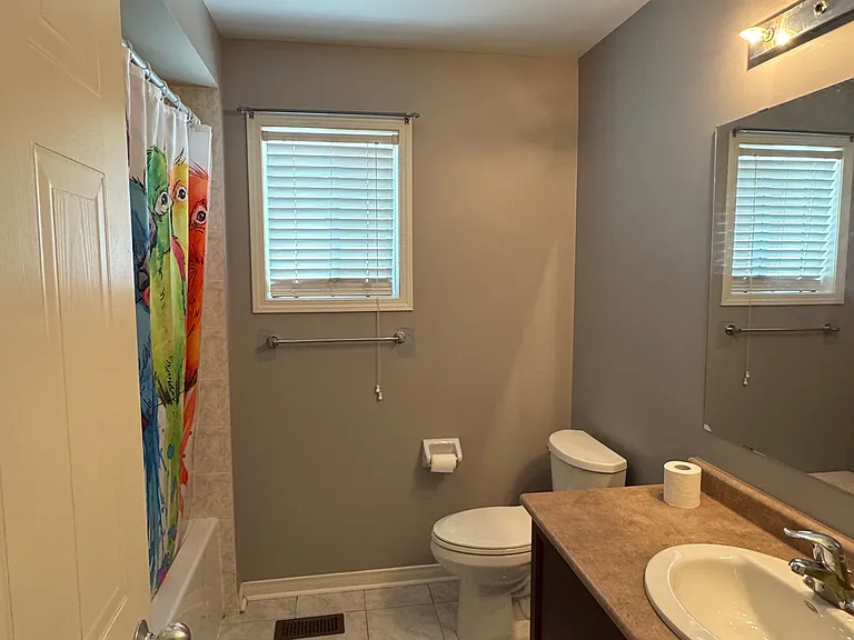 1284 Gyatt Cres — Photo 14