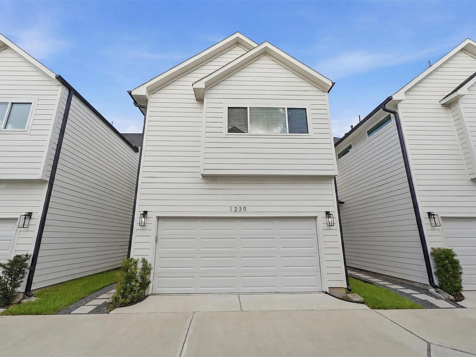 3 bed, 2.5 bath, 1650 sqft, $2,300 — Photo 1