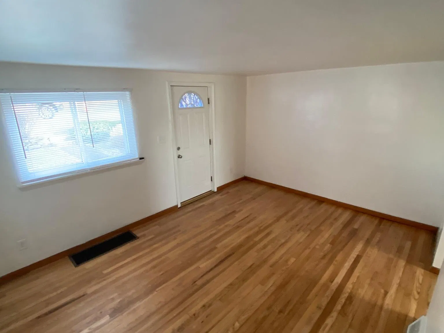 2 bed, 900 sqft, $1,100 — Photo 3