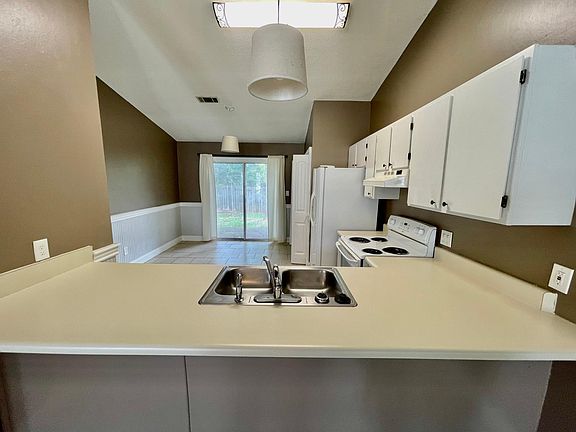 3rd image of 321 Somerset Dr