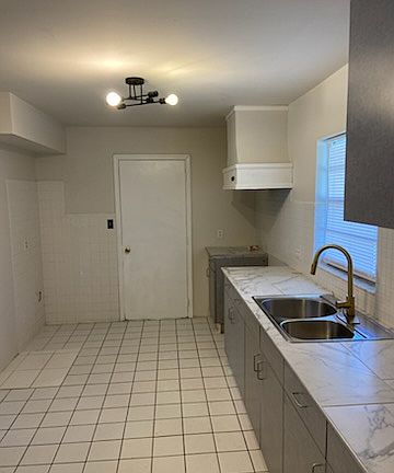 4th image of 410 Spike Ct
