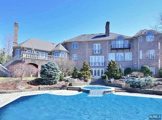 97 Hoover Dr, Cresskill, NJ 07626