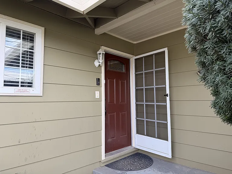 2098 Lincoln Rd — Photo 1