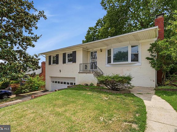 2nd image of 907 Luray Pl