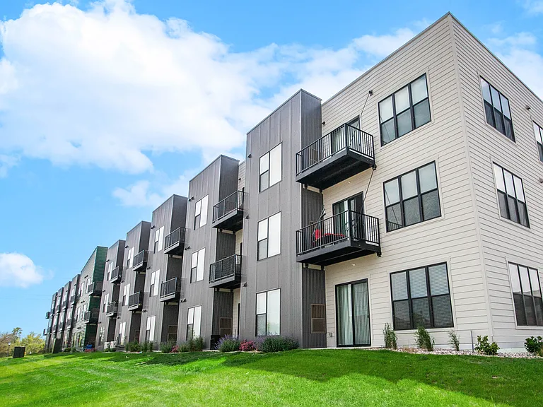 Courtyard at cobblestone Park — Photo 11