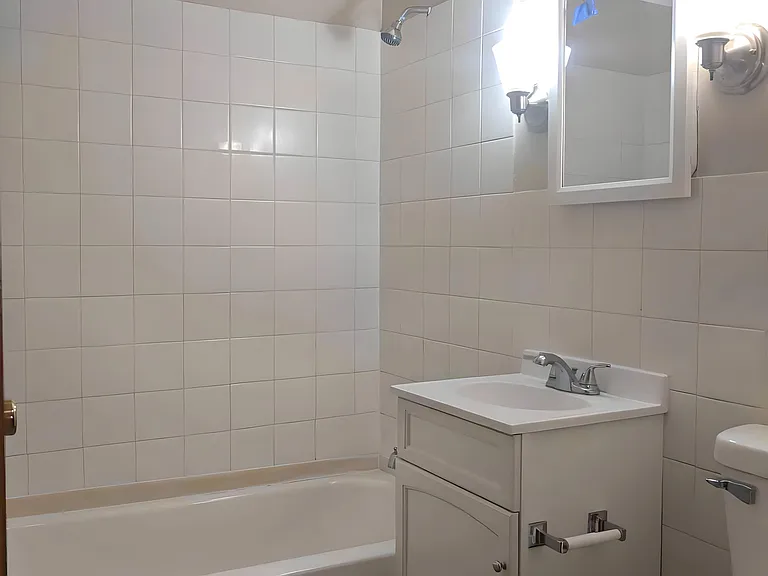Trailway Apartments — Photo 38