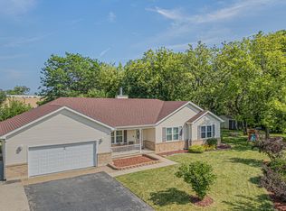 940 Crestville Ct, Gurnee, IL 60031