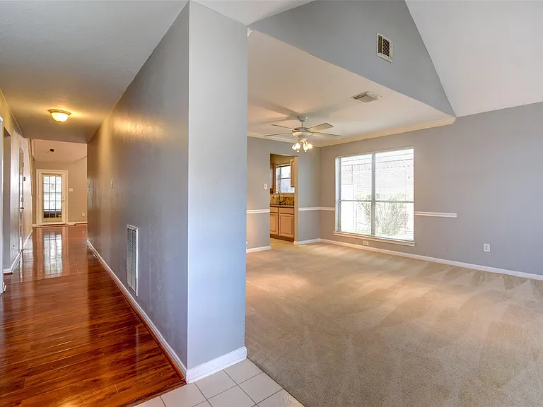2114 Whirlaway Dr — Photo 4