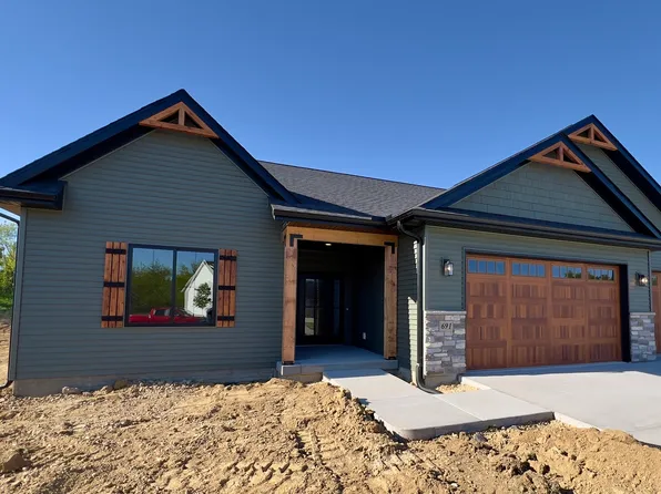 691 Sweet Wood Ln, Blue Grass, IA 52726