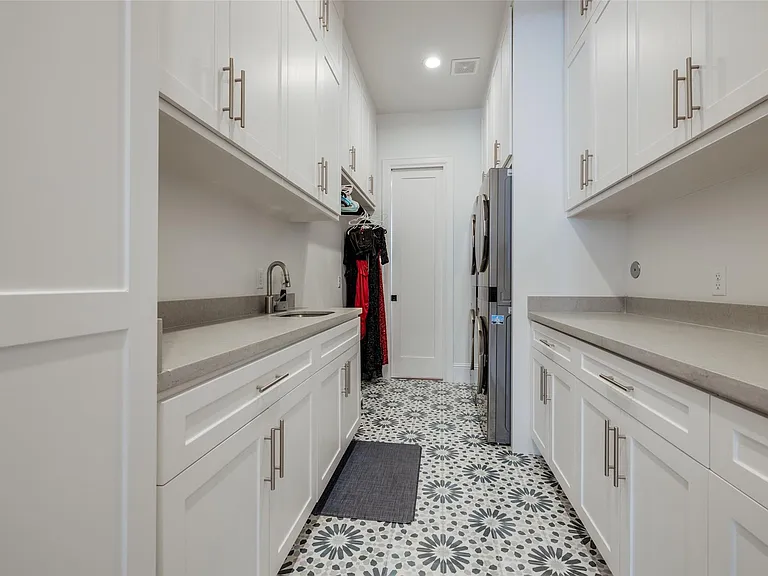 907 W 43rd St — Photo 24