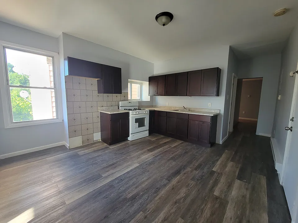 961 Grove St #2E