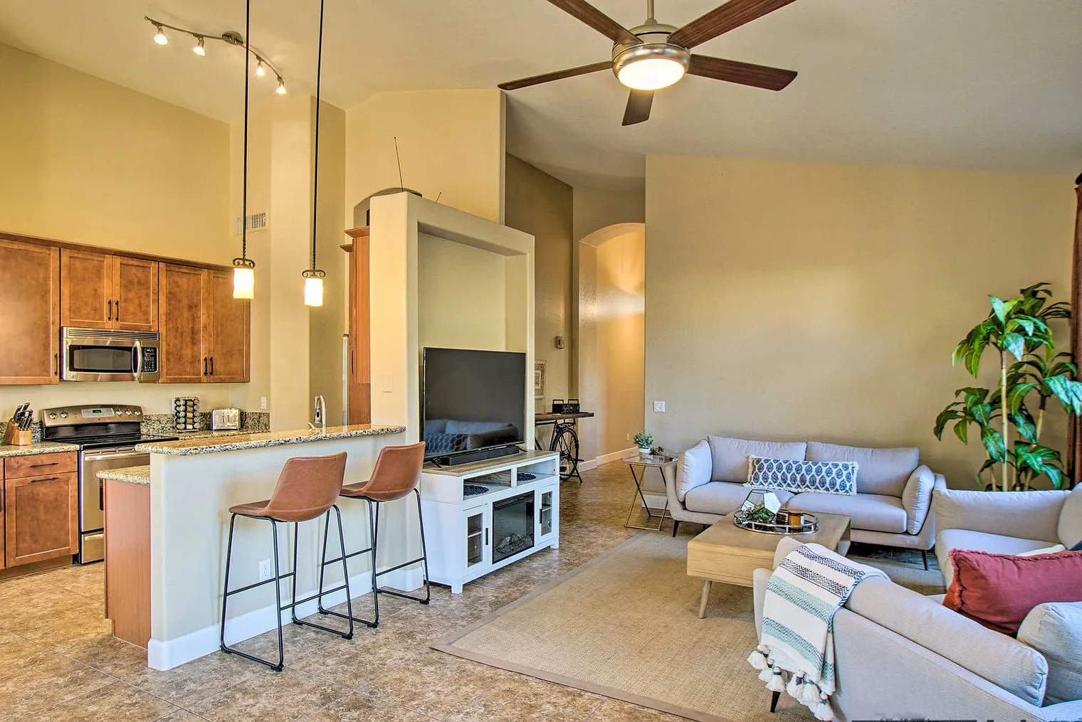 3 bed, 2.0 bath, 1560 sqft, $4,096 — Photo 4