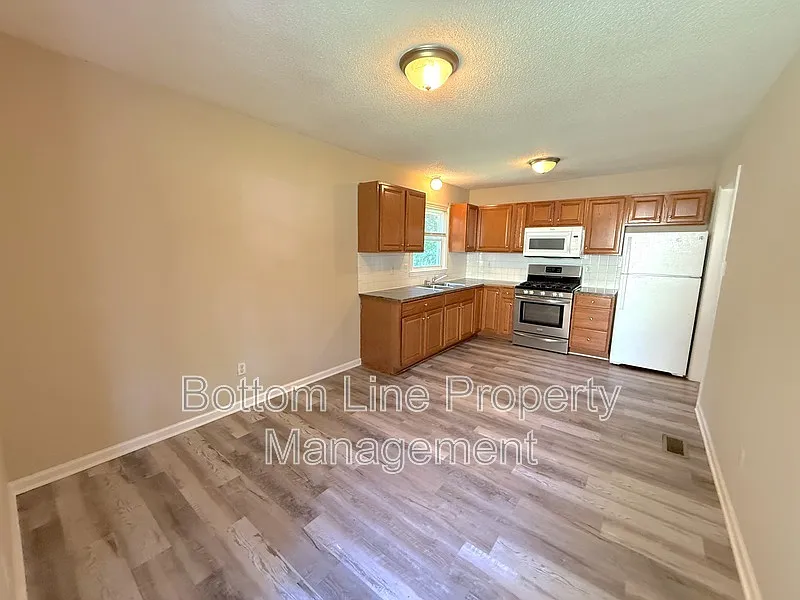 3 bed, 1.5 bath, 1050 sqft, $1,685 — Photo 3