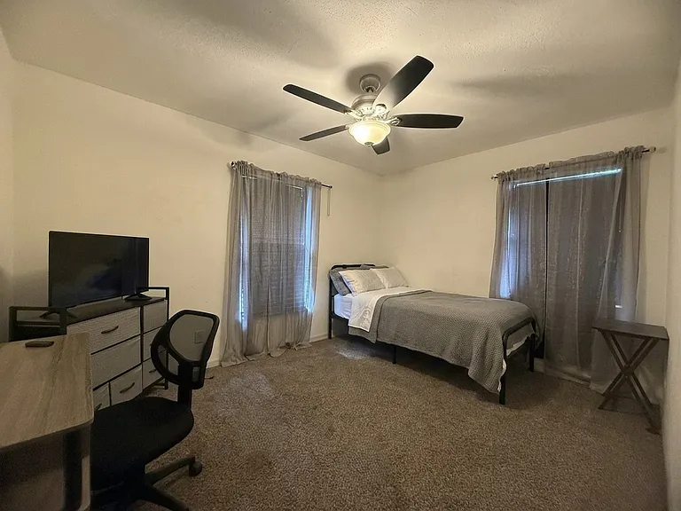636 Rainbow Blvd — Photo 9