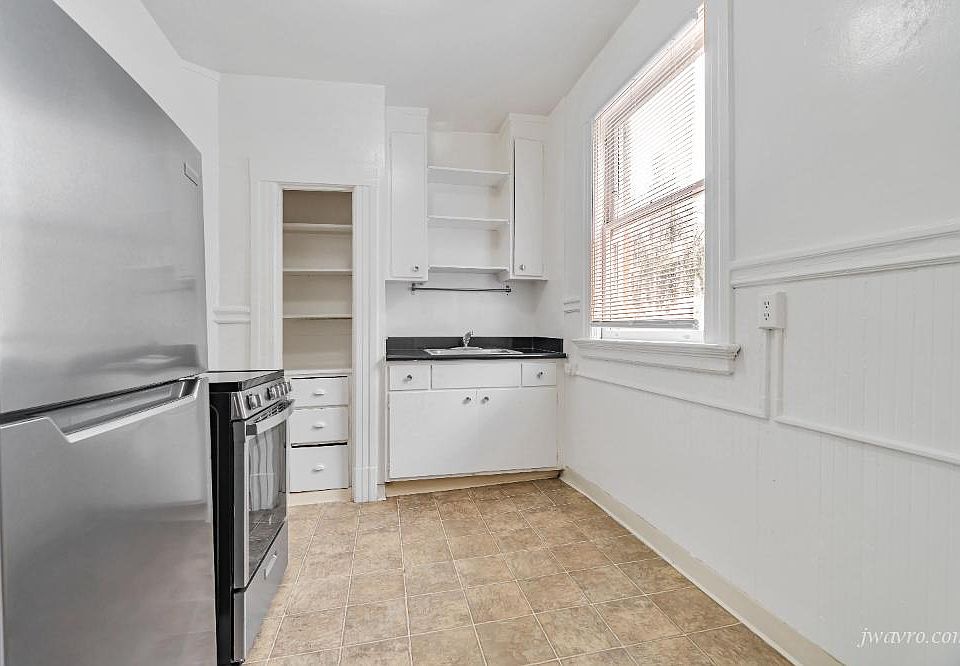 1st image of 1385 Clay St #1