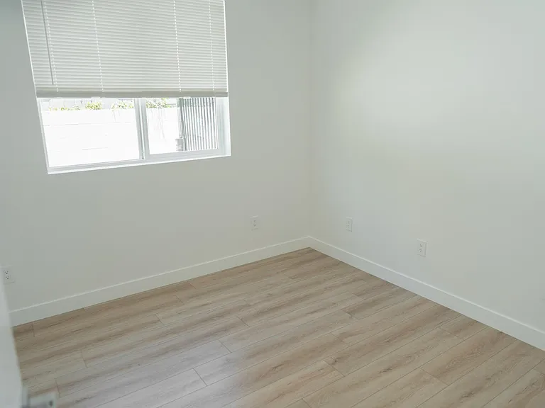 4827 Riverton Ave — Photo 16