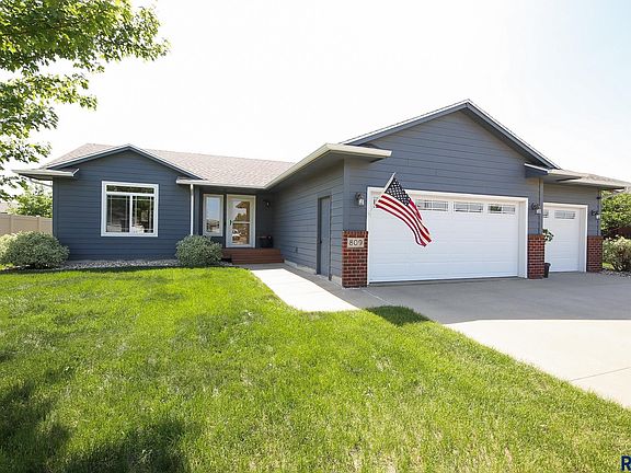 2nd image of 809 Honeysuckle Dr Drive