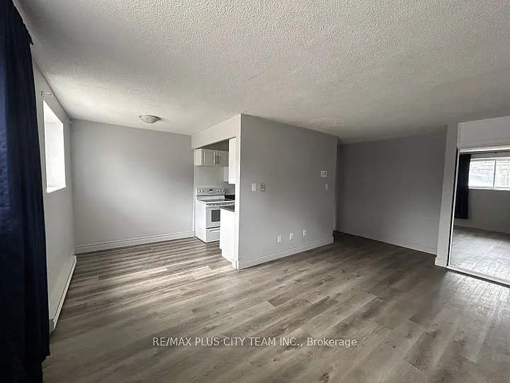 200 Park Rd N #101 — Photo 3