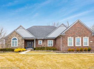 23672 Stoneleigh Dr, South Lyon, MI 48178