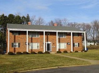 210 Longview Dr APT D, Geneva, IL 60134