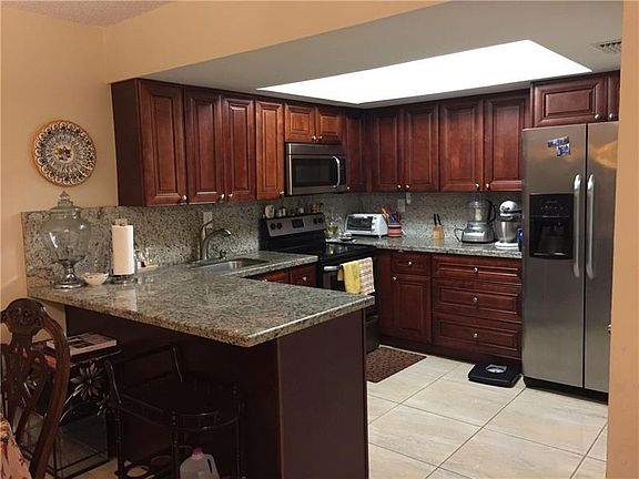 3rd image of 14 Madrid Ln