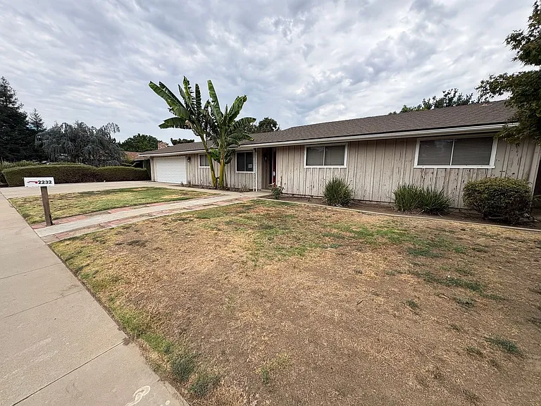 2232 E Paradise Ave — Photo 3