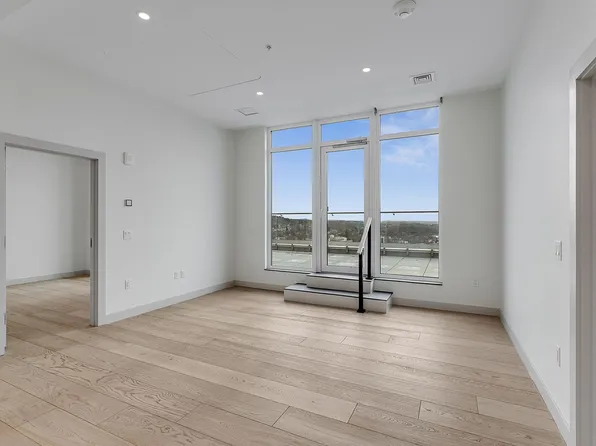 Bank Street Apartments at Burlington Square