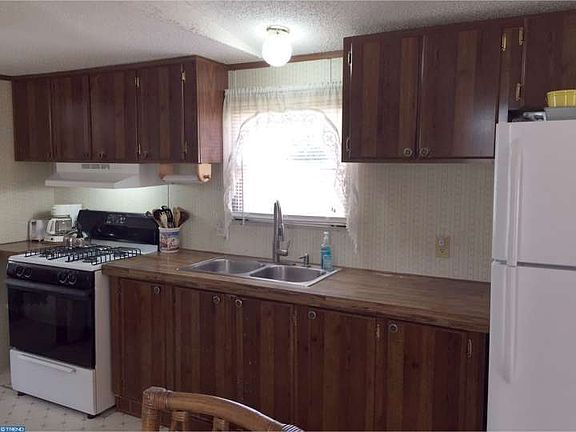 4th image of 33943 Camellia Dr