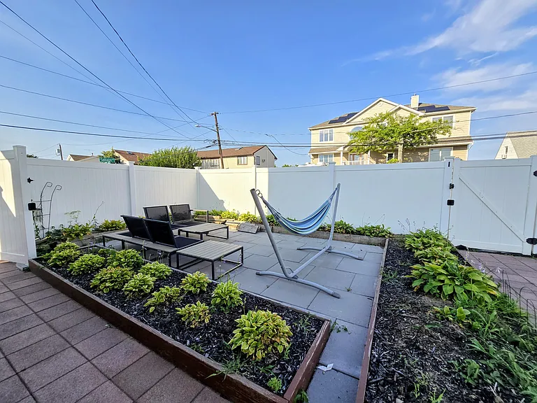 1 E Saltaire Rd — Photo 1