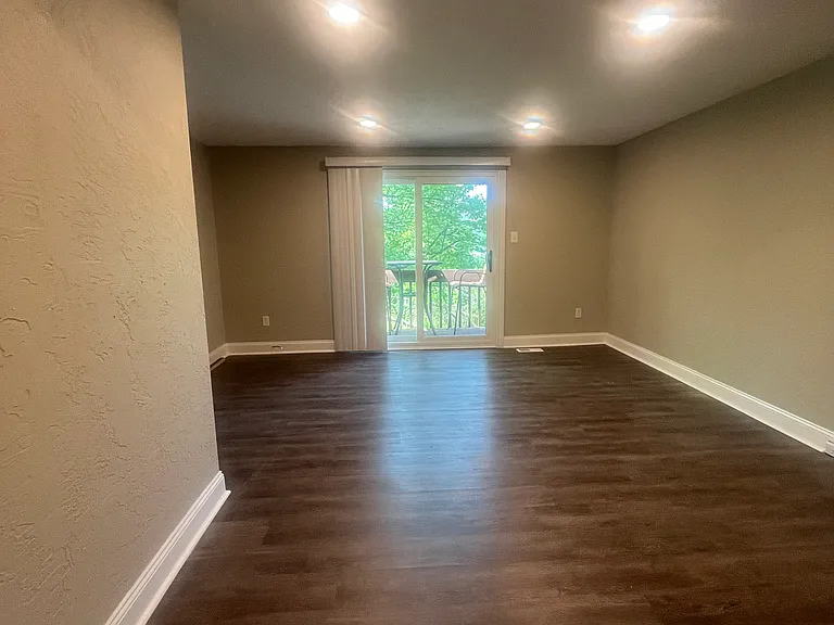 127 Old Meadow Rd — Photo 2