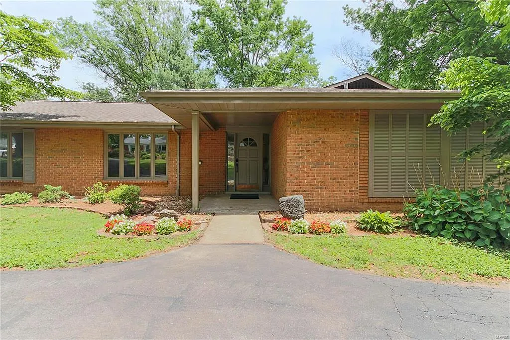 64 W Sherwood Dr photo 1