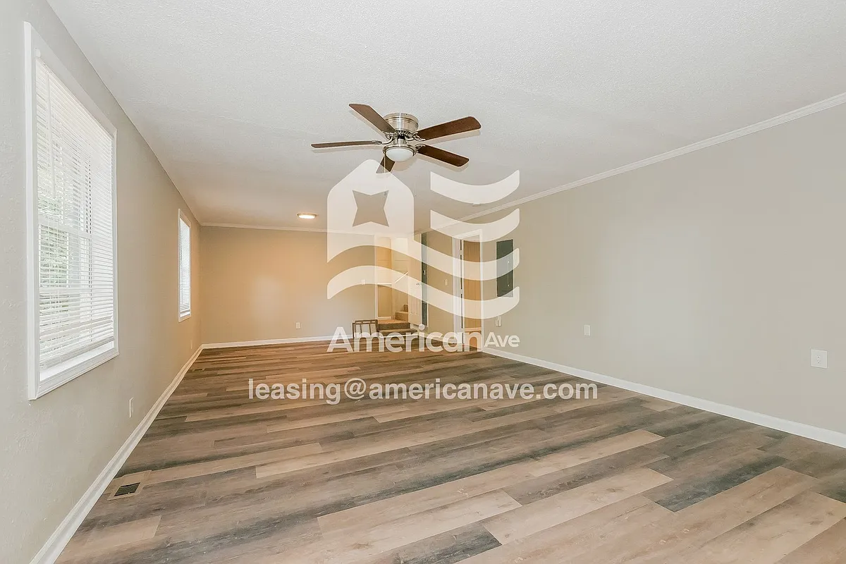 1724667_002_wm_-_living_room_12916762.jpg - 109 Sasser Dr