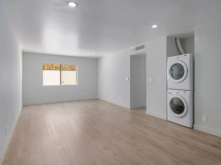 1535 N Kenmore Ave — Photo 14