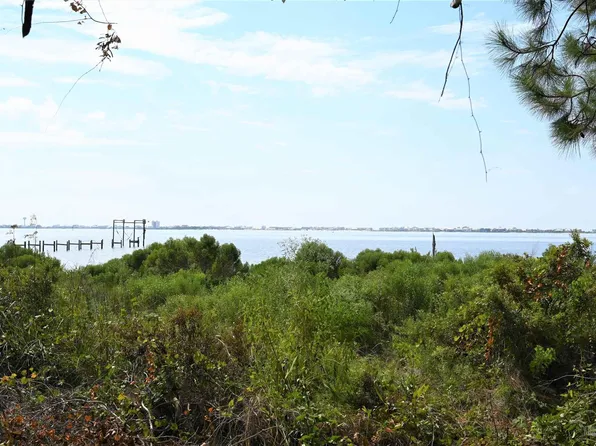 1726 Villa Vizcaya Dr, Navarre, FL 32566