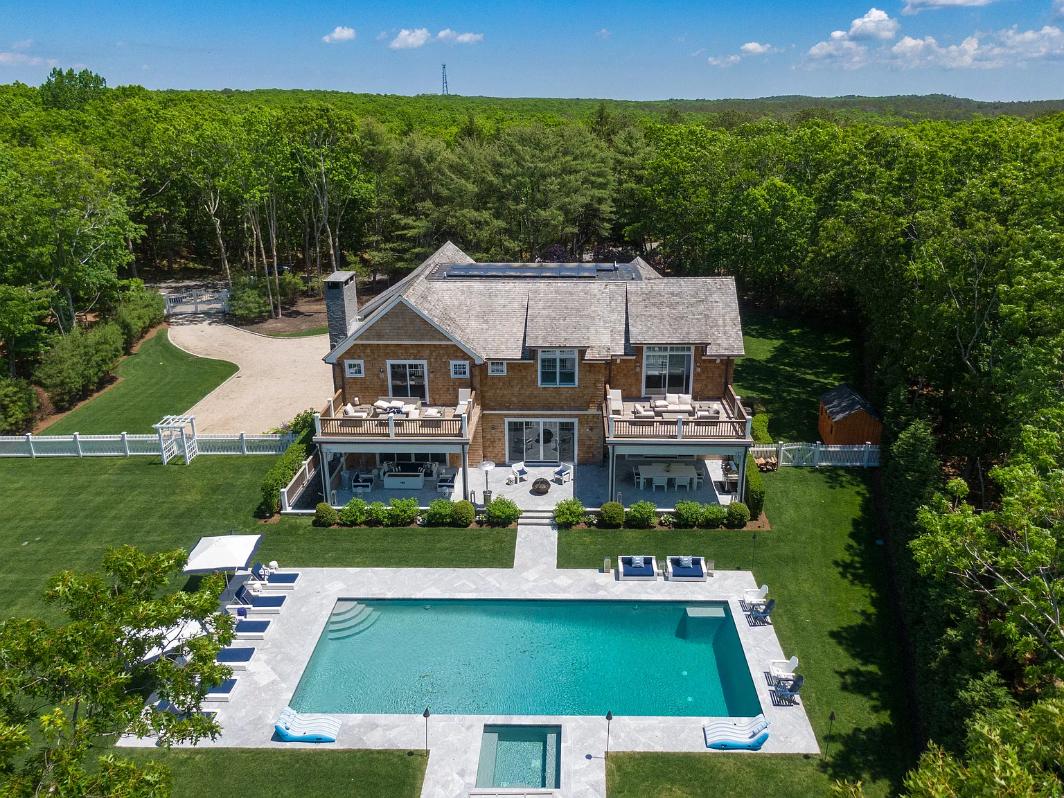 Private gated estate — Photo 1