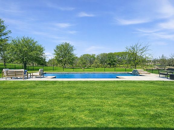 3rd image of 1004 Bear Creek Ranch Rd