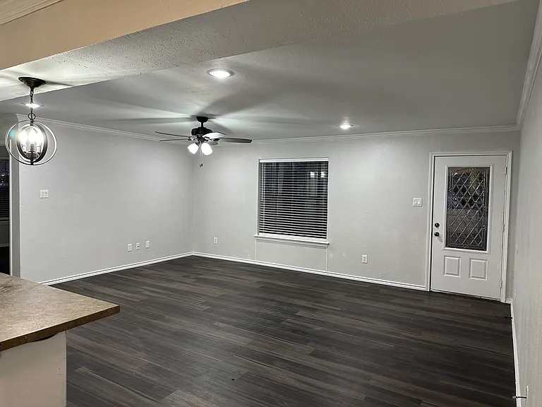 406 E Hunt St — Photo 5