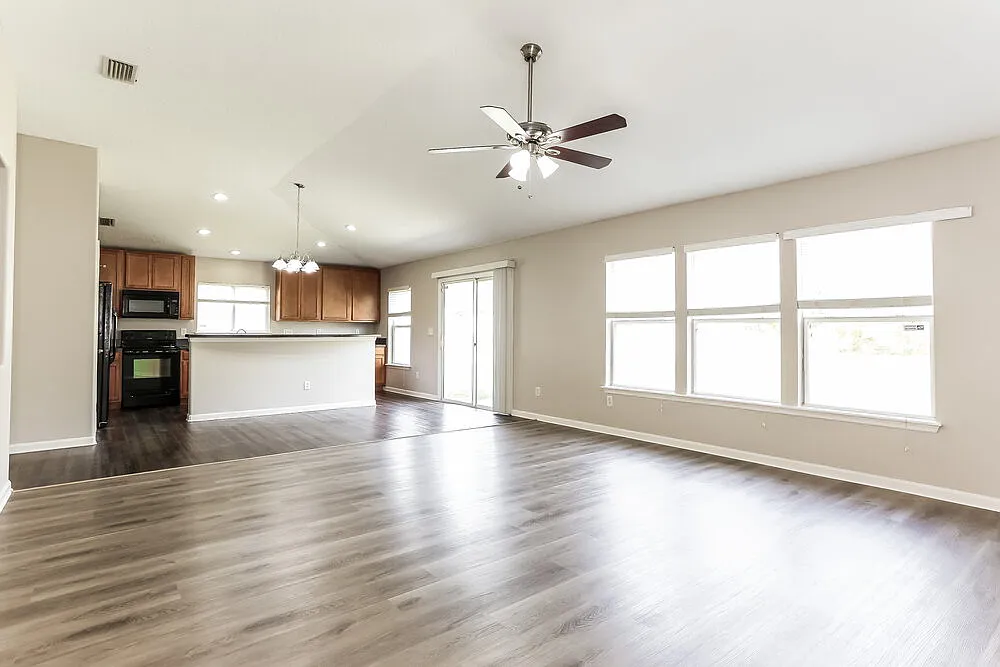 3 bed, 2.0 bath, 1708 sqft, $2,860 — Photo 3